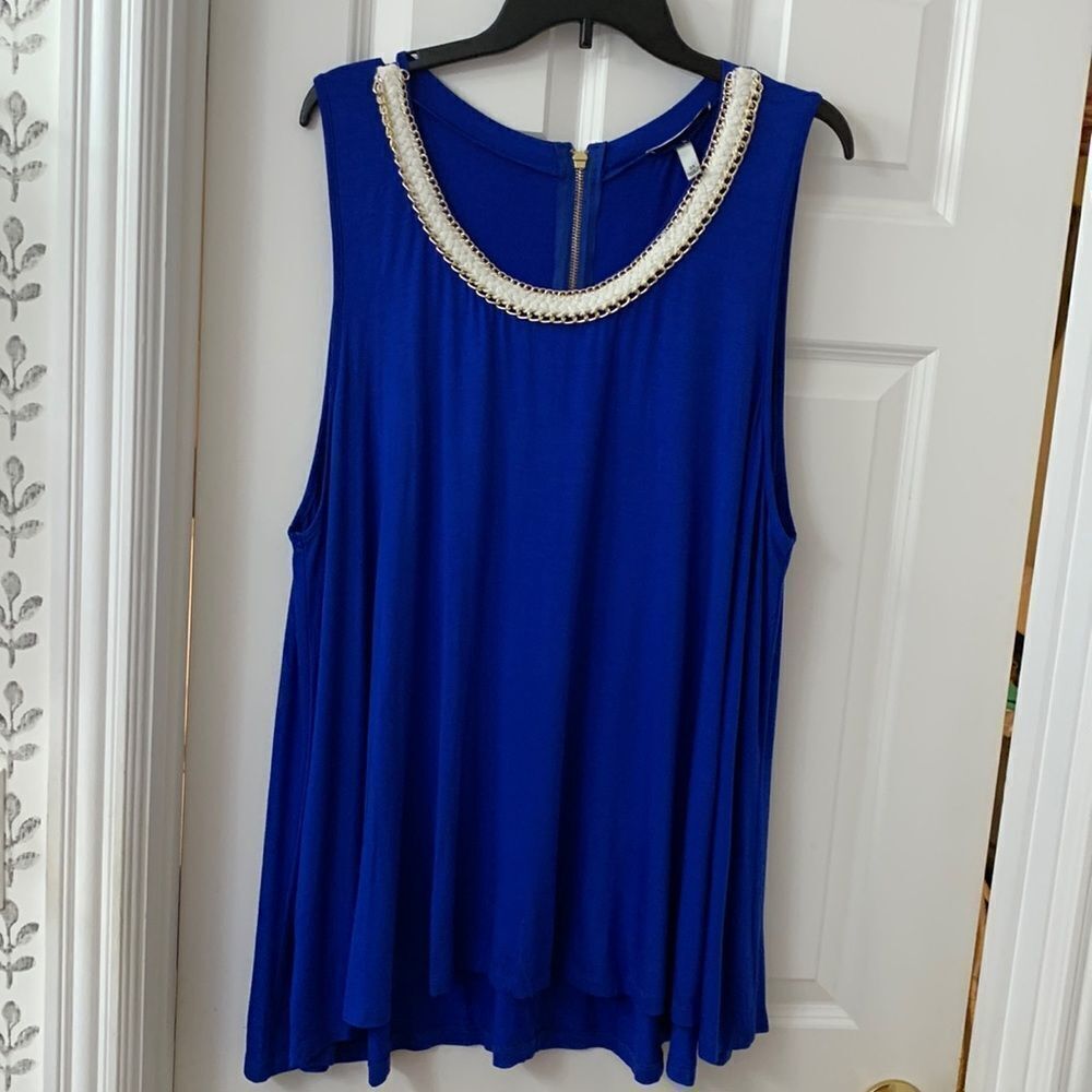 WD-NY Size 3X sleeveless scoopneck top with rope/gold chain detail.